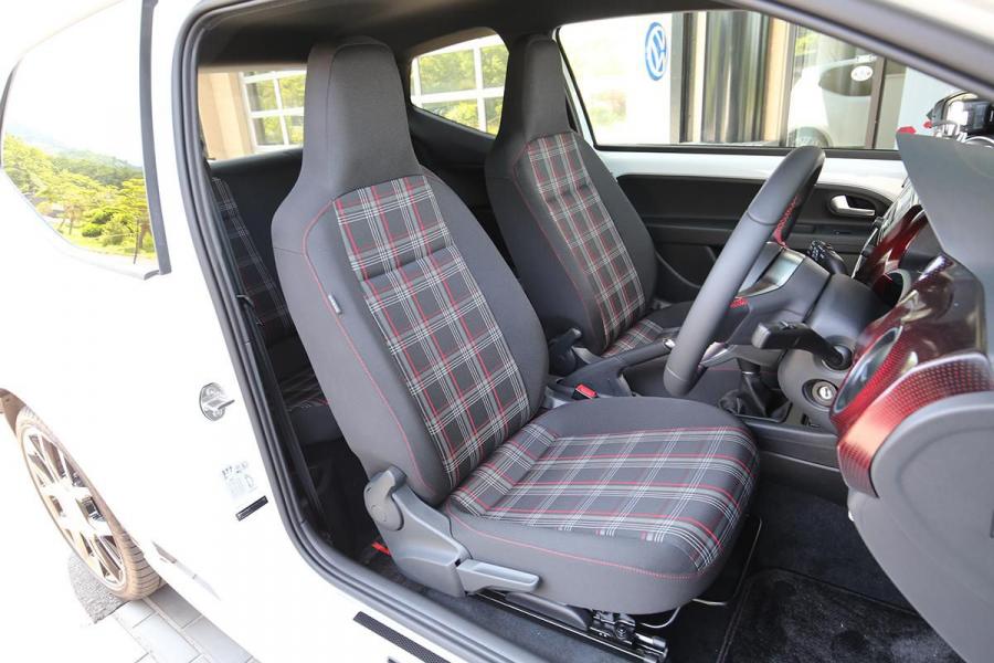 Интерьер Volkswagen up! GTI 2018 года  (JP) (фото 12 из 20)